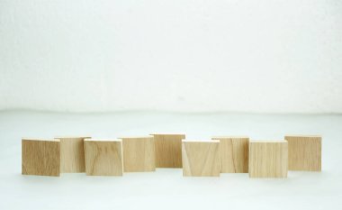 Beyaz arkaplanda tahta küpleri