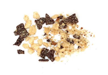 Beyaz arka planda kırılmış çikolata ve kurabiye kırıntıları 