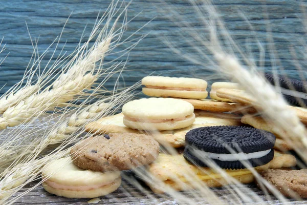 Variedade Biscoitos Chocolate Mesa Madeira Biscoitos Chocolate Tiro Com Planta — Fotografia de Stock