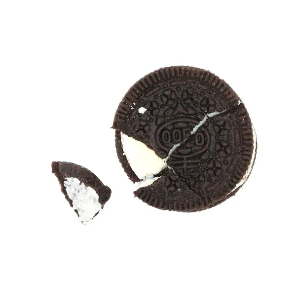 Szendvics Csokoládé Cookie Egy Édes Krém Morzsák Elszigetelt Fehér Alapon — Stock Fotó
