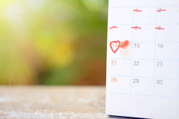 Kalender Med Rødt Hjerte Valentinsdagsavtale – stockfoto