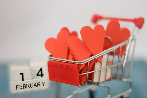 Pequeno Carrinho Supermercado Cheio Corações Dia Dos Namorados Com Calendário — Fotografia de Stock