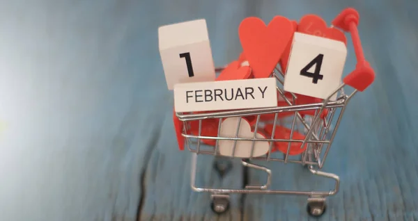 Pequeño Carrito Supermercado Lleno Corazones San Valentín Con Calendario Madera — Foto de Stock