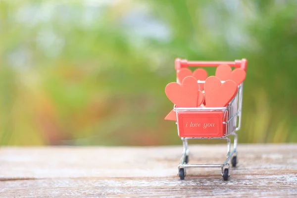 Malý Supermarket Vozík Plný Valentýna Srdce Rozmazaném Pozadí — Stock fotografie