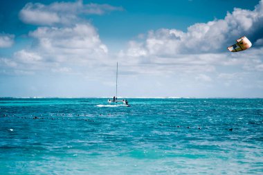 Bavaro sahilindeki Atlantik Okyanusu 'ndaki Katamaran' a yaklaş, Punta Cana, Dominik kınaması. 