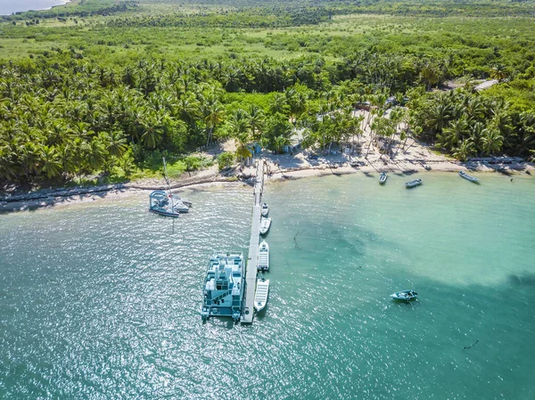 Punta Cana 'daki güzel Bavaro plajının havadan görünüşü, Domincan iğrençliği. Palmiyelerle dolu tropik plajda sıcak güneşli bir gün..