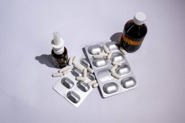 İlaç, sağlık için konteynırda tedavi. Eczane teması, kapsül hapları. Çeşitli ilaçlar: tabletler, kabarcıklı tabletler, ilaçlar. 