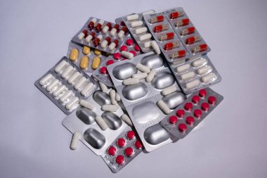 İlaç, sağlık için konteynırda tedavi. Eczane teması, kapsül hapları. Çeşitli ilaçlar: tabletler, kabarcıklı tabletler, ilaçlar. 