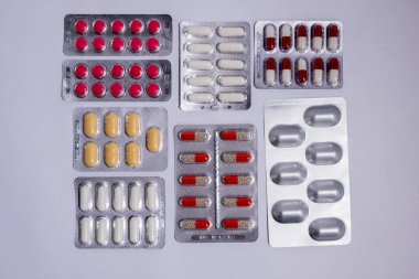 İlaç, sağlık için konteynırda tedavi. Eczane teması, kapsül hapları. Çeşitli ilaçlar: tabletler, kabarcıklı tabletler, ilaçlar. 