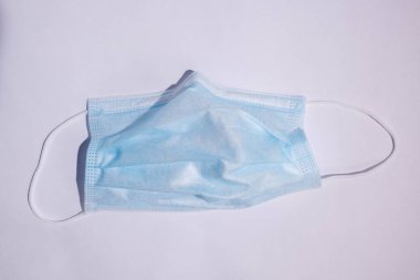 Coronavirus önleme. Tıbbi maske, tıbbi koruyucu maske, izole edilmiş. Tek kullanımlık yüz maskesi ağız ve burnu kapatır. Sağlık Hizmetleri Coronavirüs Karantinası, Hijyen Konsepti
