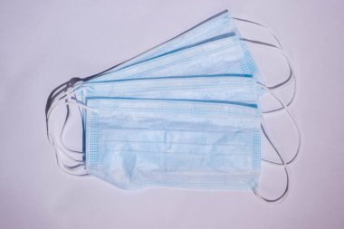 Coronavirus önleme. Tıbbi maske, tıbbi koruyucu maske, izole edilmiş. Tek kullanımlık yüz maskesi ağız ve burnu kapatır. Sağlık Hizmetleri Coronavirüs Karantinası, Hijyen Konsepti
