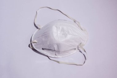 Coronavirus önleme. Tıbbi maske, tıbbi koruyucu maske, izole edilmiş. Tek kullanımlık yüz maskesi ağız ve burnu kapatır. Sağlık Hizmetleri Coronavirüs Karantinası, Hijyen Konsepti