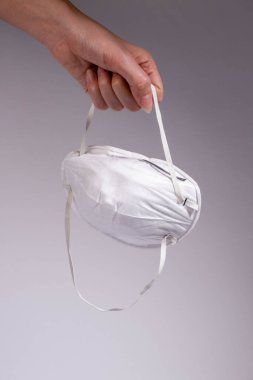 Coronavirus önleme. Tıbbi maske, tıbbi koruyucu maske, izole edilmiş. Tek kullanımlık yüz maskesi ağız ve burnu kapatır. Sağlık Hizmetleri Coronavirüs Karantinası, Hijyen Konsepti