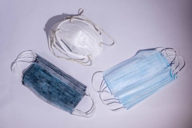 Coronavirus önleme. Tıbbi maske, tıbbi koruyucu maske, izole edilmiş. Tek kullanımlık yüz maskesi ağız ve burnu kapatır. Sağlık Hizmetleri Coronavirüs Karantinası, Hijyen Konsepti