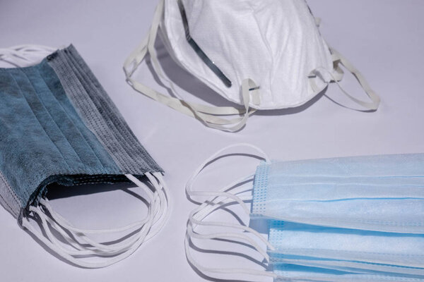 Предотвращение коронавируса. Медицинская маска, медицинская защитная маска, изолирована. Одноразовая хирургическая маска закрывает рот и нос. Карантин медицинского коронавируса, концепция гигиены