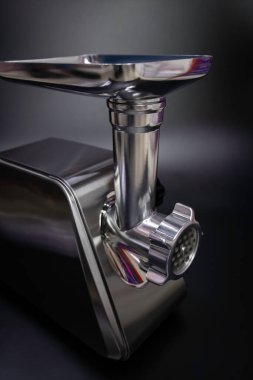 Elektrikli et öğütücü siyah arka plan. Modern elektrikli et öğütücüsü.