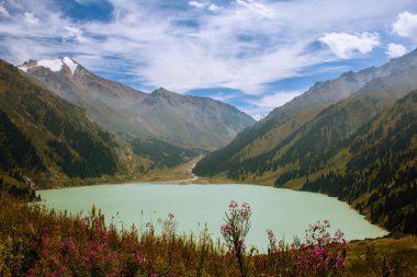 manzara, Almaty dağlarındaki büyük göl