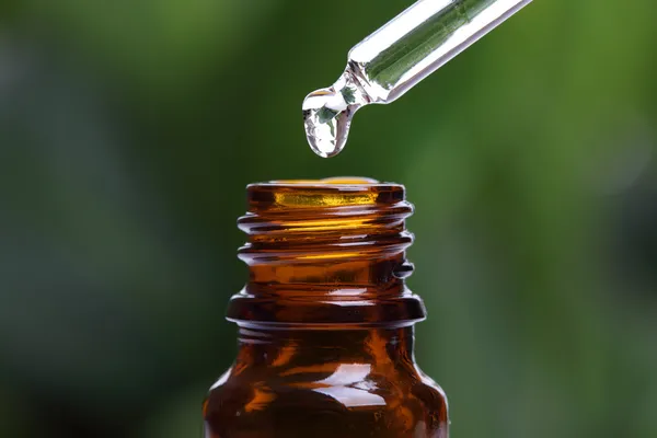 Pipeta y frasco de aceite esencial — Foto de Stock