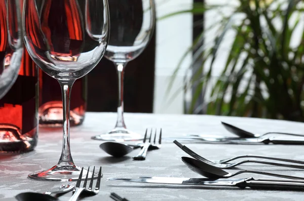 Wijn glazen en bestek in restaurant — Stockfoto