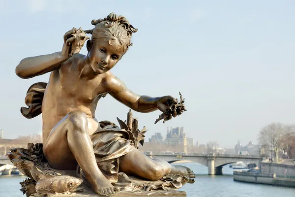 Cherub auf pont alexandre iii Brücke in Paris — Stockfoto