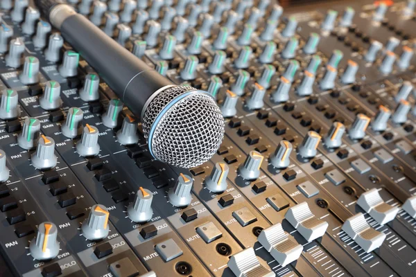 Karıştırma bir masanın üzerindeki mikrofon — Stok fotoğraf