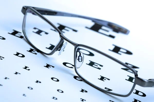 Glazen en eyechart — Stockfoto