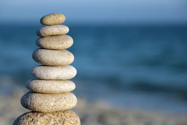 Pedra equilíbrio pedras de calhau na praia — Fotografia de Stock