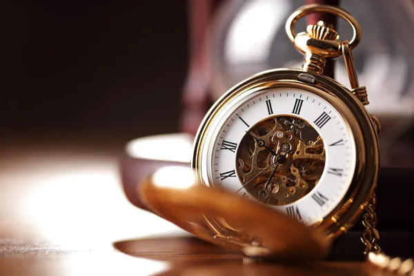 Relógio de bolso de ouro e ampulheta Fotos De Bancos De Imagens Sem Royalties
