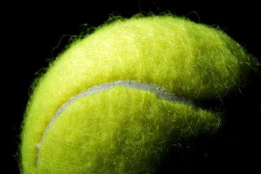 Siyah arka planda tenis topu