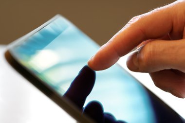 ekran dijital tablet dokunmadan parmak