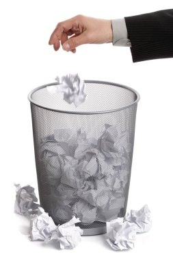 Kağıt çöp kutusu içine bırakarak el