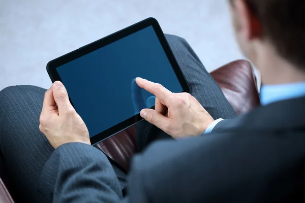 Geschäftsmann arbeitet an digitalem Tablet — Stockfoto