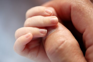 Yeni doğan bebeğin babası ile elele