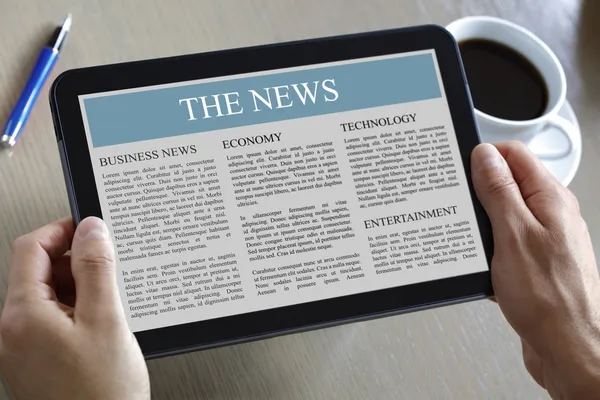Tablet digital mostrando notícias — Fotografia de Stock