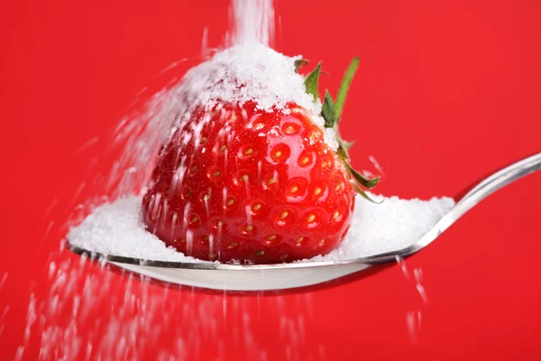 草莓上勺糖， — 图库照片