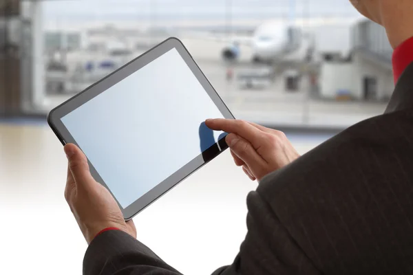 Digital tablet på flygplats — Stockfoto