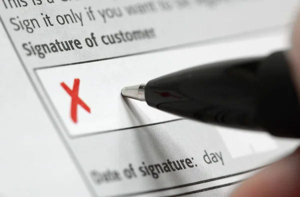 Hand signing contract — Stock Photo, Image