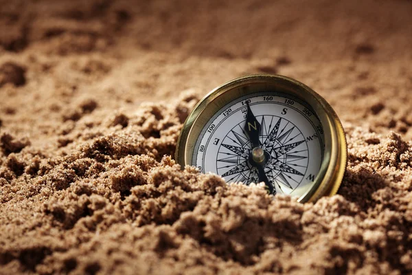 Kompas in zand — Stockfoto