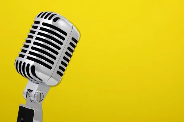 Sztuka mikrofon na żółtym tle — Zdjęcie stockowe
