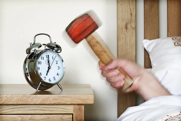 Alarm clock and sledgehammer — Stock Photo, Image