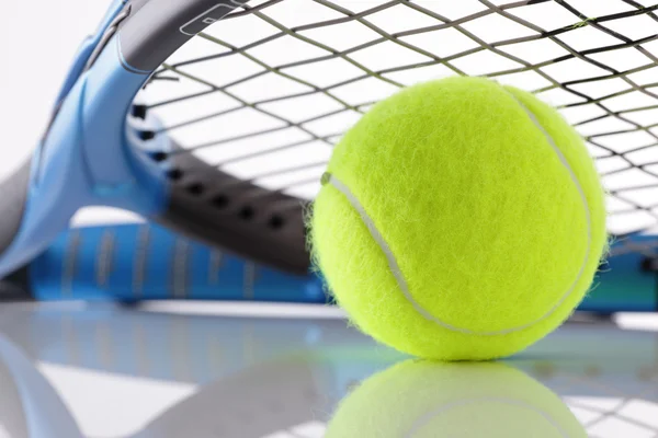 Raqueta de tenis y pelota — Foto de Stock