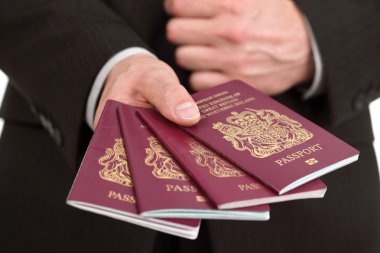 Havaalanında dört İngiliz pasaportu sunulması