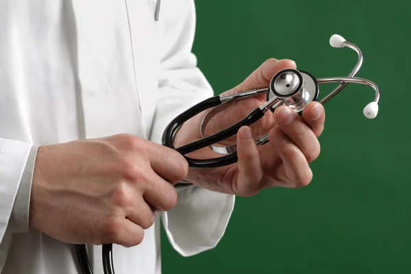 Médico segurando estetoscópio — Fotografia de Stock