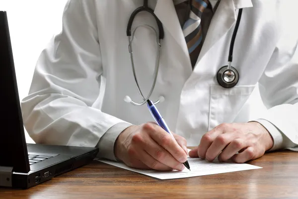 Escrever uma prescrição ou notas de exame médico — Fotografia de Stock