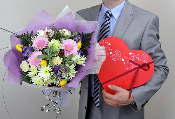 Ramo de flores y caja de chocolates — Foto de Stock