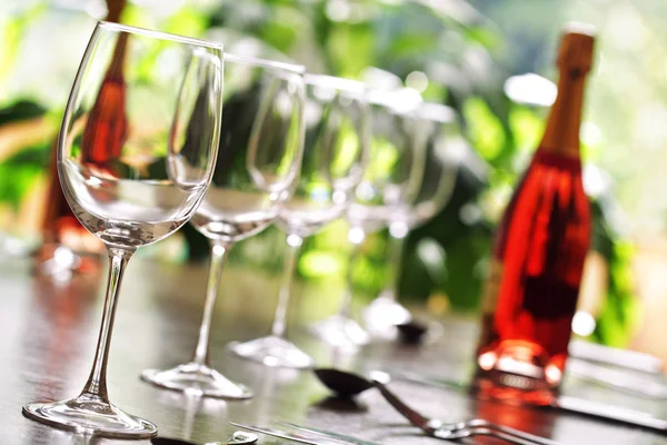 Glas wijn en couverts — Stockfoto