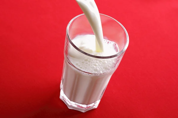 Hæld mælk - Stock-foto