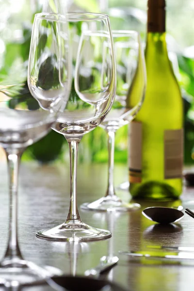 Wein-Glas und Ort-Einstellungen — Stockfoto