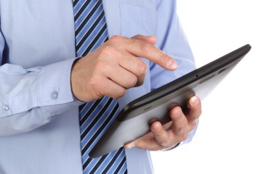 Dijital tablet üzerinde çalışan iş adamı