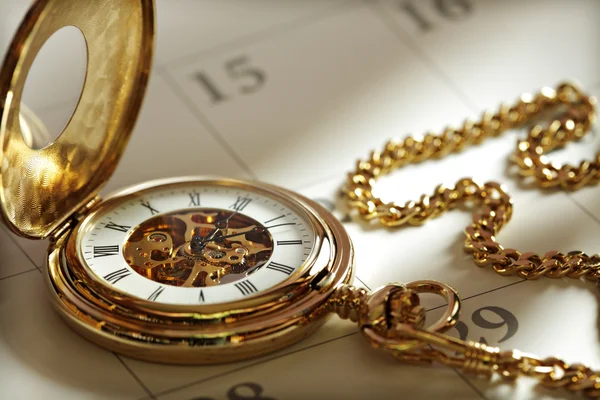 Gouden zakhorloge en kalender — Stockfoto